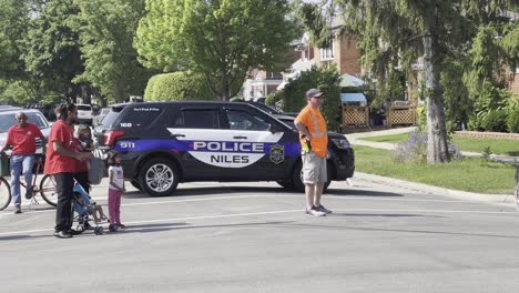 Police-car-with-parade-staff-protecting-the-event