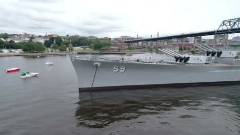 Luftaufstiegsvideo-Der-USS-Massachusetts-Von-Front-Numbers-Im-Fall-River-MA