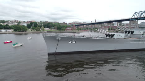 Video-Aéreo-Ascendente-Del-USS-Massachusetts-Desde-Los-Números-Del-Frente-En-Fall-River-MA