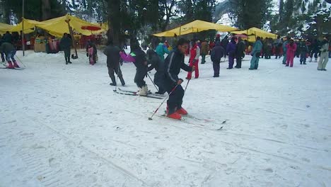 Menschen-Genießen-Tagsüber-Das-Schneeschuhabenteuer-In-Den-Schneebedeckten-Bergen.-Das-Video-Wurde-Am-22.-März-2023-In-Manali-In-Himachal-Pradesh,-Indien,-Aufgenommen