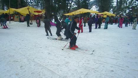 Gente-Disfrutando-De-Una-Aventura-De-Patinaje-Sobre-Nieve-En-Las-Montañas-Nevadas-Durante-El-Día.-El-Video-Se-Tomó-En-Manali-En-Himachal-Pradesh,-India,-El-22-De-Marzo-De-2023.