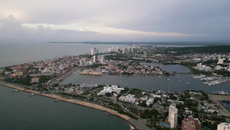 Luftaufnahme-Der-Hafenstadt-Cartagena-De-Indias-An-Der-Karibikküste-Kolumbiens-Mit-Wolkenkratzer-Und-Modernem-Hotelgebäude
