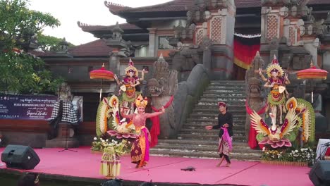 Danza-Joged-Tradicional-Hermosa-Bailarina-En-Bali-Indonesia-Festival-Cultural-De-Arte-Balinés,-Asia