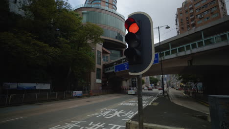 Traffic-Light-Turning-Red-Hong-Kong's-Dynamic-Traffic---Cars,-Buses,-Signs---4K