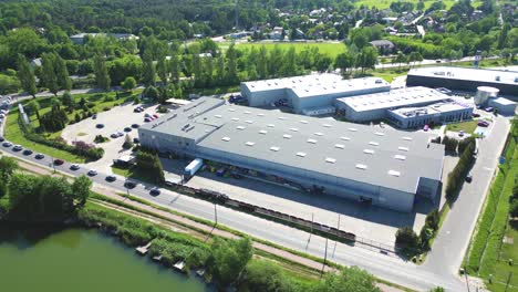 Vista-Aérea-Del-Centro-De-Distribución,-Fotografía-De-Drones-De-La-Zona-De-Logística-Industrial,-Nuevo-Centro-Logístico-Súper-Moderno-Lleno-De-Tecnología-Y-Robótica-Modernas,-Planta-De-Energía-Solar-En-El-Techo-Para-La-Producción-De-Energía-Verde