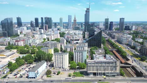 Luftpanorama-Von-Warschau,-Polen-über-Dem-Fluss-Und-Dem-Stadtzentrum-In-Der-Ferne
