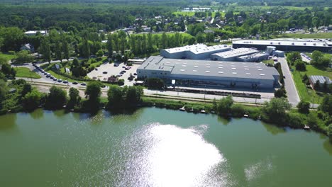 Vista-Aérea-Del-Centro-De-Distribución,-Fotografía-De-Drones-De-La-Zona-De-Logística-Industrial,-Nuevo-Centro-Logístico-Súper-Moderno-Lleno-De-Tecnología-Y-Robótica-Modernas,-Planta-De-Energía-Solar-En-El-Techo-Para-La-Producción-De-Energía-Verde