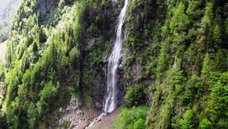 Toma-Panorámica-De-Derecha-A-Izquierda-De-La-Cascada-En-Bet-Alm-Mittersill-Austria