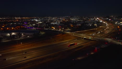 Starker-Autobahnverkehr-Außerhalb-Von-Phoenix,-Arizona-Bei-Nacht