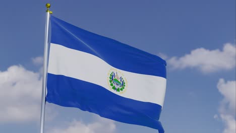 Bandera-De-El-Salvador-Moviéndose-En-El-Viento-Con-Un-Cielo-Azul-Claro-En-El-Fondo,-Nubes-Moviéndose-Lentamente,-Asta-De-Bandera,-Cámara-Lenta