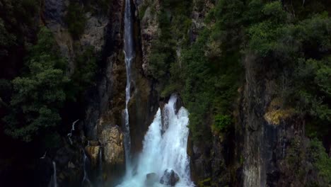 Absteigende-Aufnahme-Der-Tarawera-Wasserfälle-In-Neuseeland