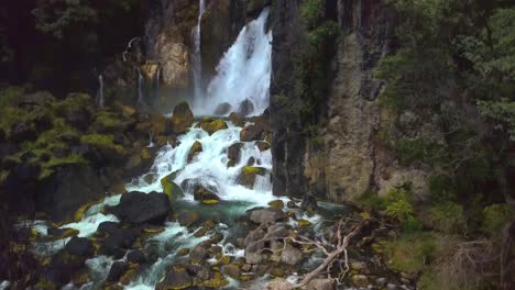 Aufsteigende-Drohnenaufnahme-Der-Tarawera-Wasserfälle-In-Neuseeland