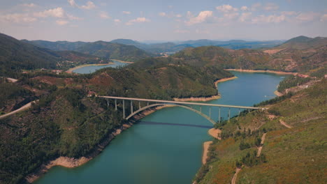 Valle-Del-Río-Zezere-En-El-Centro-De-Portugal-Con-Un-Puente-Largo-Con-Drones