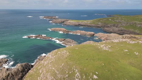 Luftaufnahmen,-Die-Die-Schönheit-Der-Irischen-Küste-Einfangen