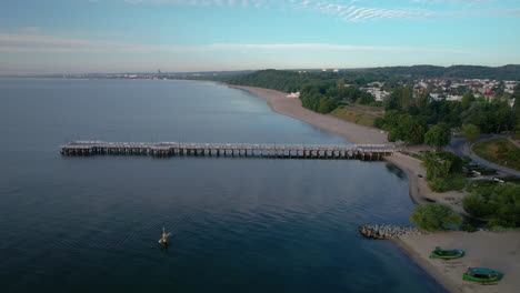 Gdynia-Orlowo-Pier-Molo-Am-Sommertag-Bei-Sonnenaufgang-Luftaufnahme-Dolly-Rechts