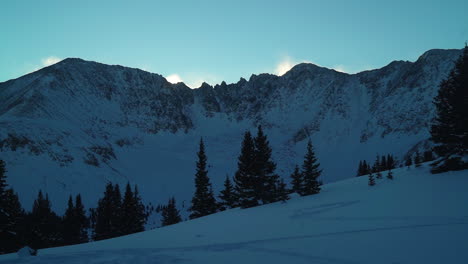 Filmisch-Blau-Dramatisch-Atemberaubend-Colorado-Am-Frühen-Morgen-Schattig-Felsige-Berggipfel-Backcountry-Skifahrer-Snowboarder-Neuschnee-Winter-Kupfer-Breckenridge-Aspen-Vail-Still-Schwenk-Stativ