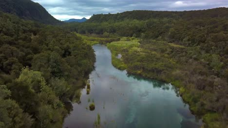 Aufschlussreicher-Drohnenlift-Entlang-Des-Tarawera-Flusses-In-Neuseeland