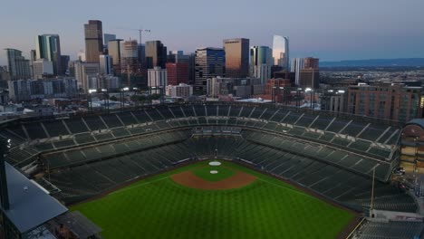 Skyline-Von-Denver,-Co.-Mit-Dem-MLB-Colorado-Rockies-Stadion-Im-Vordergrund