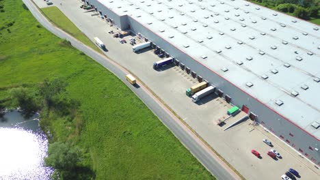 Vista-Aérea-Del-Centro-De-Distribución,-Fotografía-De-Drones-De-La-Zona-De-Logística-Industrial,-Nuevo-Centro-Logístico-Súper-Moderno-Lleno-De-Tecnología-Y-Robótica-Modernas,-Planta-De-Energía-Solar-En-El-Techo-Para-La-Producción-De-Energía-Verde