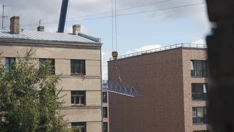 10.-Juli-2023,-Riga,-Lettland:-Arbeiter-Bauen-Einen-Kran-In-Großer-Höhe-Auf