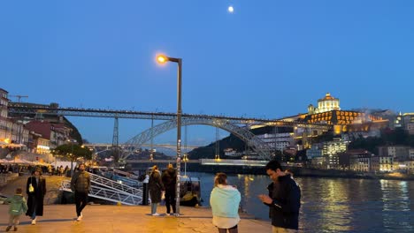 Porto,-Portugal-Von-Unten-Mit-Blick-Auf-Die-Brücke-Dom-Luis-1
