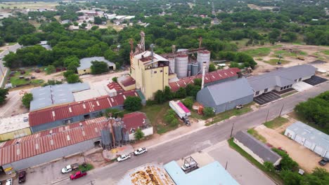 Video-Aéreo-De-Una-Planta-Procesadora-De-Piensos-En-Lampasas,-Texas.