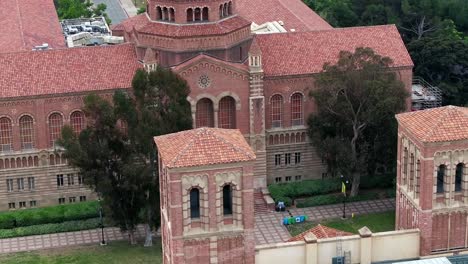 Campus-De-Ucla,-Universidad-De-California-Los-Angeles,-órbita-Aérea-Del-Edificio-De-Medios-De-Instrucción-Aislados