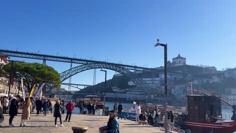Fluss-Douro-Im-Sommer-In-Portugal,-Porto-Von-Unten