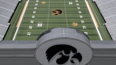 Estadio-Kinnick-En-El-Campus-De-La-Universidad-De-Iowa,-Sede-De-Los-Hawkeyes-De-Iowa-En-La-Ciudad-De-Iowa,-Iowa-Con-Video-De-Drones-Retirando-El-Paralaje