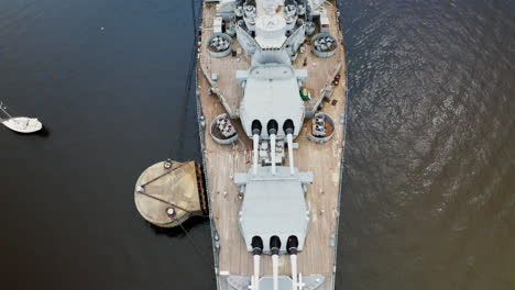 Ein-Drohnenflug-über-Die-Länge-Des-Schlachtschiffs-USS-Massachusetts-Im-Fall-River