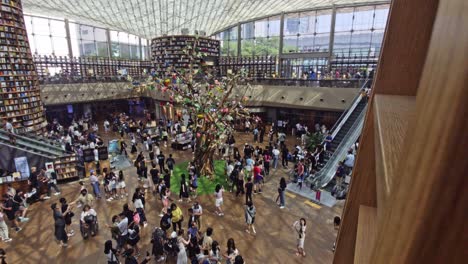 Timelapse-of-main-library-with-lots-of-crowd-movement