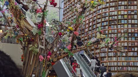 Close-up-of-the-tree-attraction-with-escalators-and-books-in-the-background