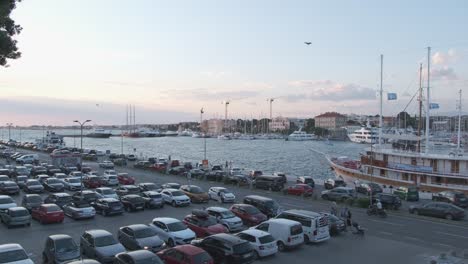 Zadar,-Kroatien-Parkplatz-Und-Hafen-Am-Sommerabend-Mit-Fußgängern-Und-Schiffen