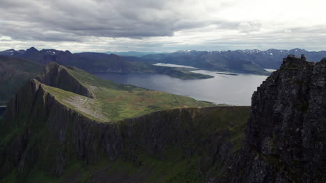 Beeindruckende-Luftaufnahme-Der-Insel-Senja-Im-Norden-Norwegens,-Atemberaubende-Fjord--Und-Berglandschaft