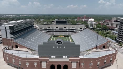 Estadio-Kinnick-En-El-Campus-De-La-Universidad-De-Iowa,-Hogar-De-Los-Hawkeyes-De-Iowa-En-La-Ciudad-De-Iowa,-Iowa-Con-Video-De-Drones-Moviéndose