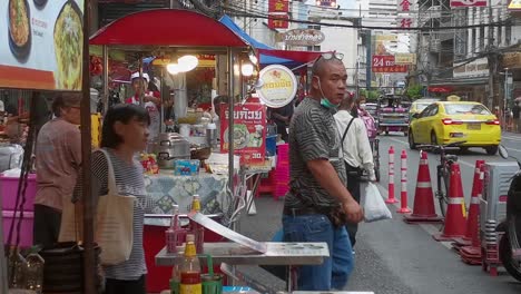 Chinatown-Con-Gente-Caminando-Por-La-Calle-Yaowarat-Con-Puestos-De-Comida-En-Bangkok