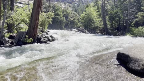 Yosemite-Nebelpfad,-Flussströmung,-Statische-Aufnahme