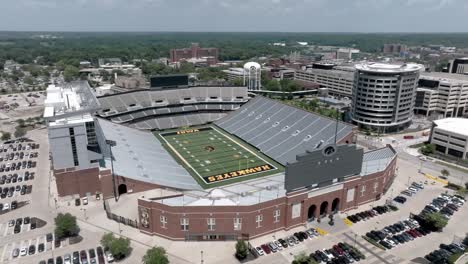 Estadio-Kinnick-En-El-Campus-De-La-Universidad-De-Iowa,-Hogar-De-Los-Hawkeyes-De-Iowa-En-La-Ciudad-De-Iowa,-Iowa-Con-Video-De-Drones-En-Círculo