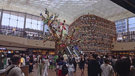 Weitwinkelschwenk-Auf-Die-Berühmte-Bibliothek-Des-Coex-Mall-In-Seoul,-Korea