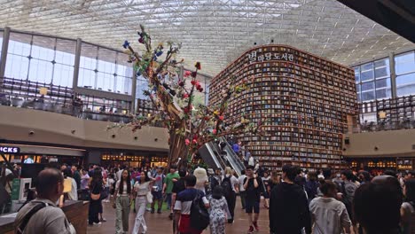 Amplia-Toma-Panorámica-De-La-Famosa-Biblioteca-Del-Centro-Comercial-Coex-De-Seúl,-Corea.