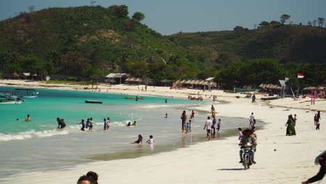 La-Gente-Juega-Y-Disfruta-De-Un-Día-Soleado-En-La-Playa-Paradisíaca-De-Tanjung-Aan,-Lombok,-Indonesia