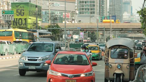 Fahrzeugverkehr,-Der-Am-Späten-Nachmittag-Auf-Einer-Stark-Befahrenen-Straße-In-Bangkok,-Thailand,-Vorbeifährt
