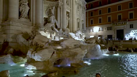Beleuchteter-Blick-Auf-Den-Berühmten-Trevi-Brunnen-In-Rom