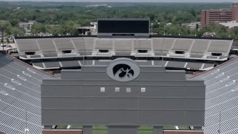 Estadio-Kinnick-En-El-Campus-De-La-Universidad-De-Iowa,-Hogar-De-Los-Iowa-Hawkeyes-En-La-Ciudad-De-Iowa,-Iowa-Con-Video-De-Drones-Moviéndose-Hacia-Adentro-Y-Hacia-Abajo-En-Paralaje