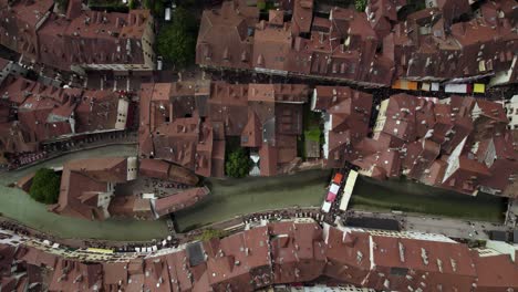 Berühmter-Flusskanal-In-Annecy,-Frankreich---Drohnenansicht-Von-Oben-Nach-Unten