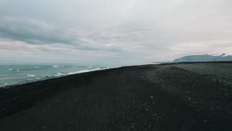 Playa-Negra-Con-Fragmentos-De-Glaciar-En-Islandia,-Vista-Aérea