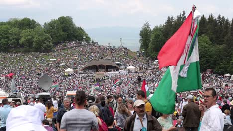 La-Bandera-Húngara-Ondea-Entre-Miles-De-Personas-En-La-Peregrinación-A-Csiksomlyo