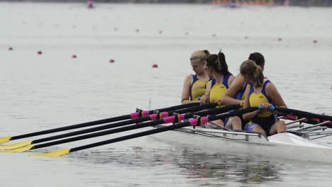 Mujeres-Con-Camisetas-Sentadas-En-El-Quad-Scull-Charlando-Antes-De-La-Carrera