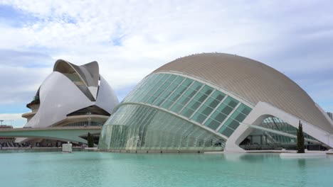 Stadt-Der-Künste-Und-Wissenschaften,-Entworfen-Vom-Architekten-Santiago-Calatrava,-Touristische-Wahrzeichen