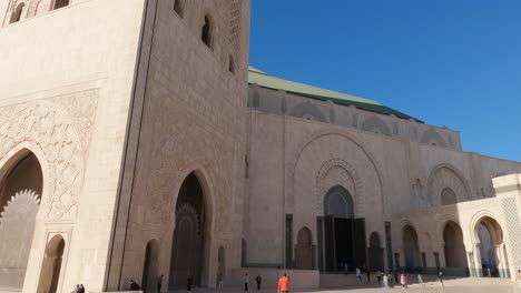 Exterior-Ornamentado-De-La-Mezquita-Hassan-En-Casablanca,-Revelando-El-Minarete